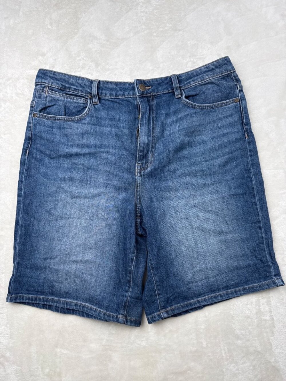 Wrangler Womens Size 14 Denim Bermuda Shorts Blue Cotton Blend Casual Stretch